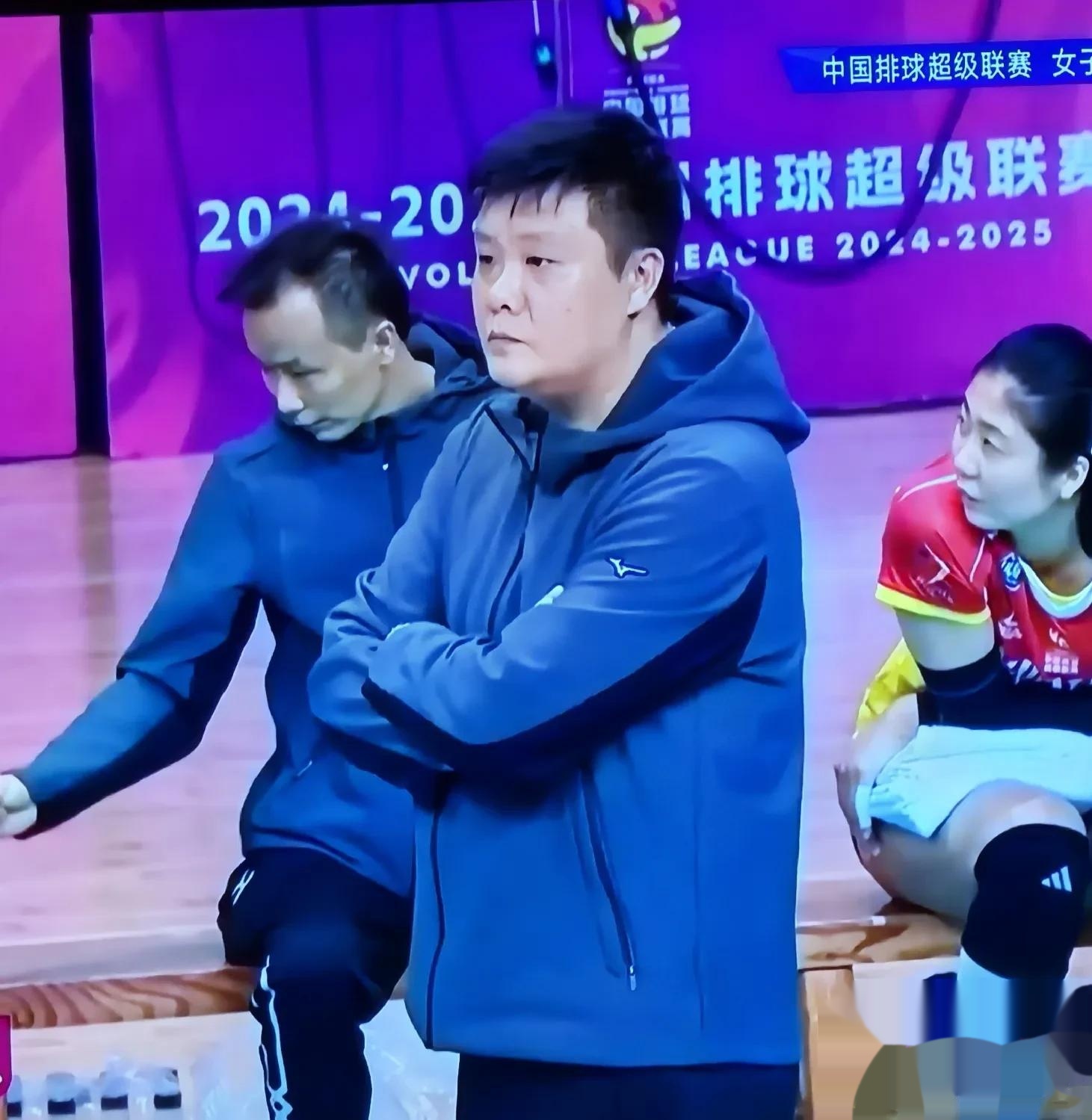 中国女排在比赛中因伤离场，C罗主教练感到担心